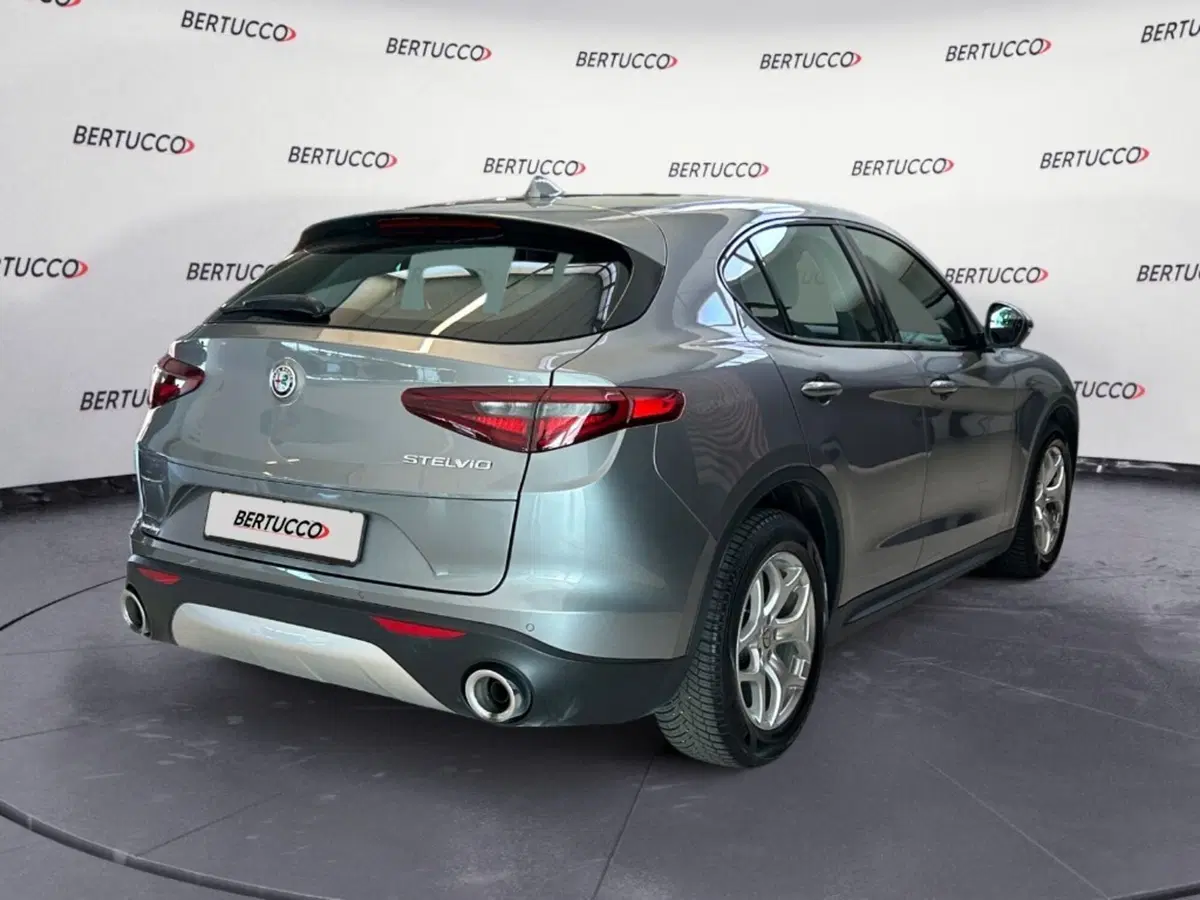 Alfa Romeo Stelvio usata a Verona (6)
