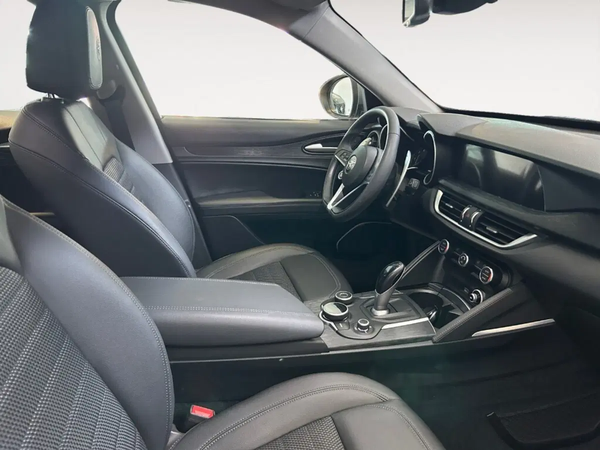 Alfa Romeo Stelvio usata a Verona (8)