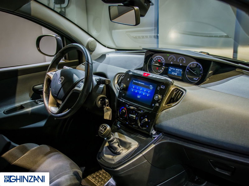 Lancia Ypsilon usata a Bergamo (10)