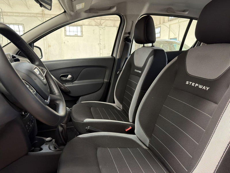 Dacia Sandero usata a Milano (13)