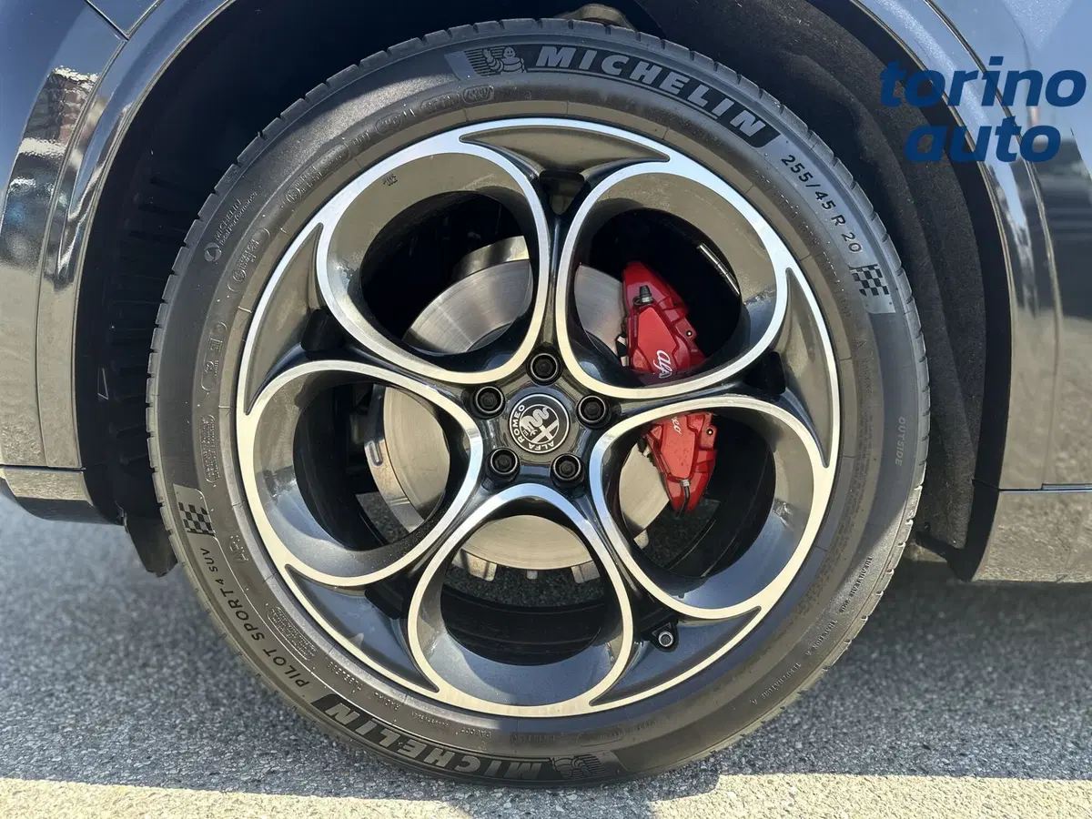 Alfa Romeo Stelvio usata a Torino (9)