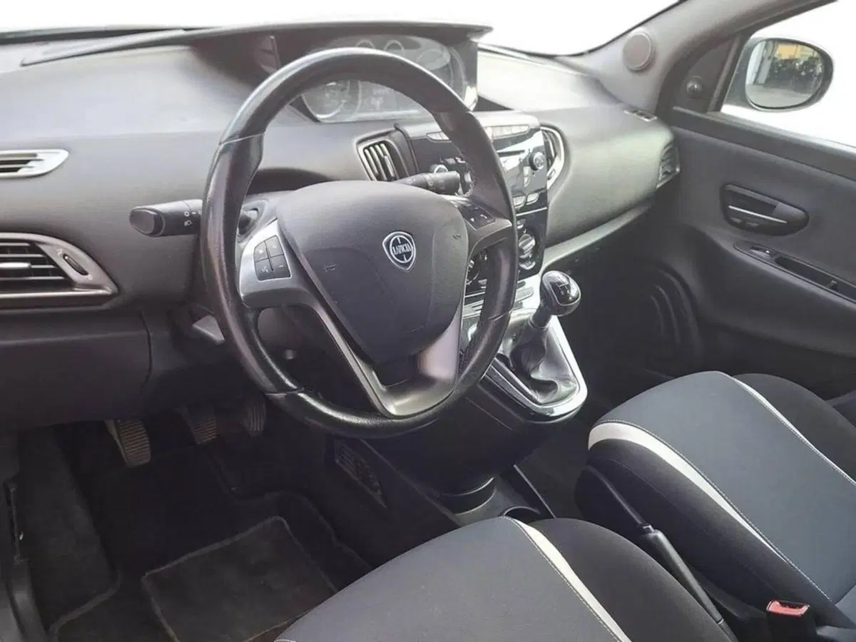 Lancia Ypsilon usata a Torino (11)