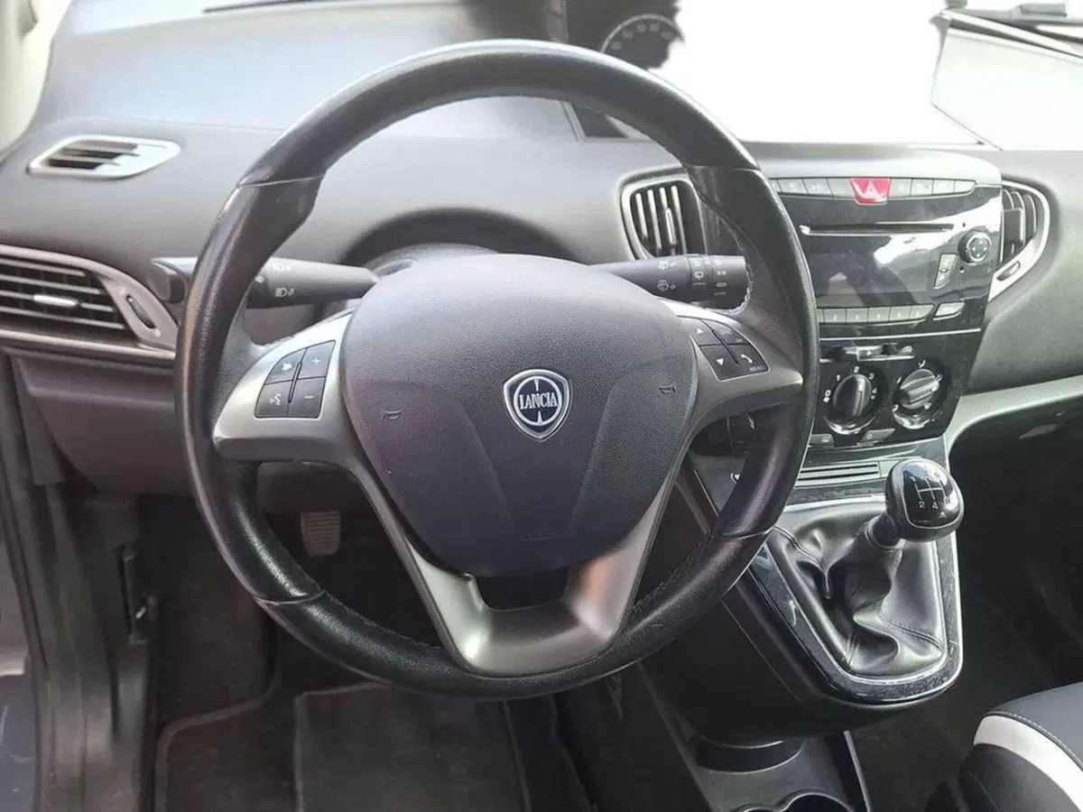 Lancia Ypsilon usata a Torino (12)