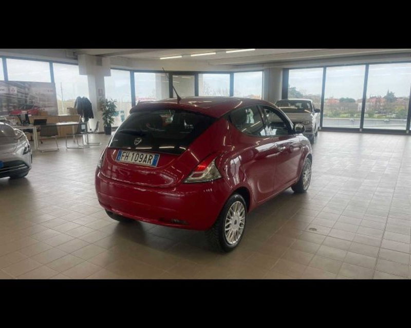 Lancia Ypsilon usata a Bologna (2)