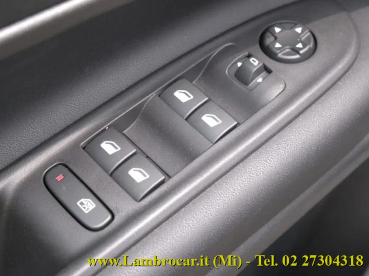 Jeep Avenger nuova a Milano (11)