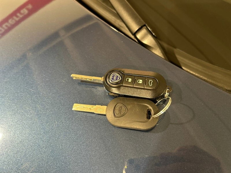 Lancia Ypsilon usata a Lecco (15)