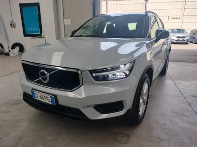 Volvo XC40 T2 Momentum Core del 2021 usata a Modena