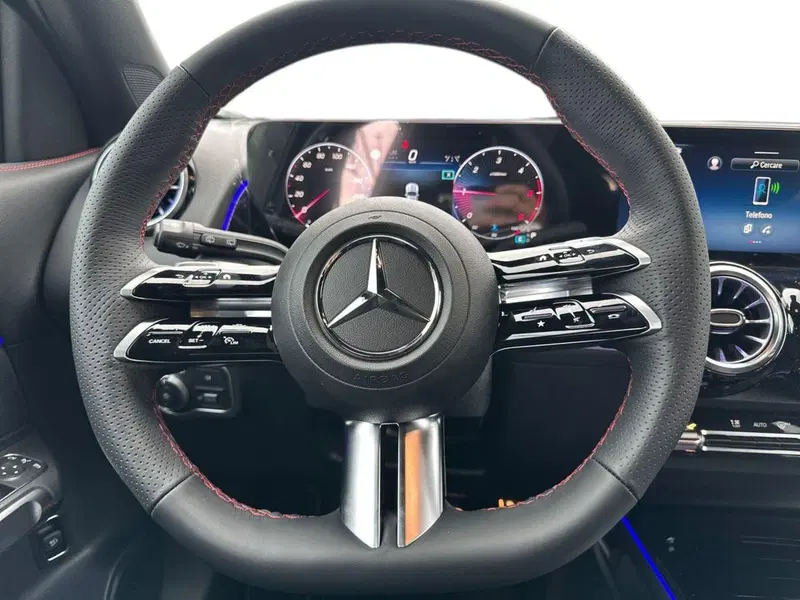 Mercedes-Benz GLB nuova a Pescara (9)