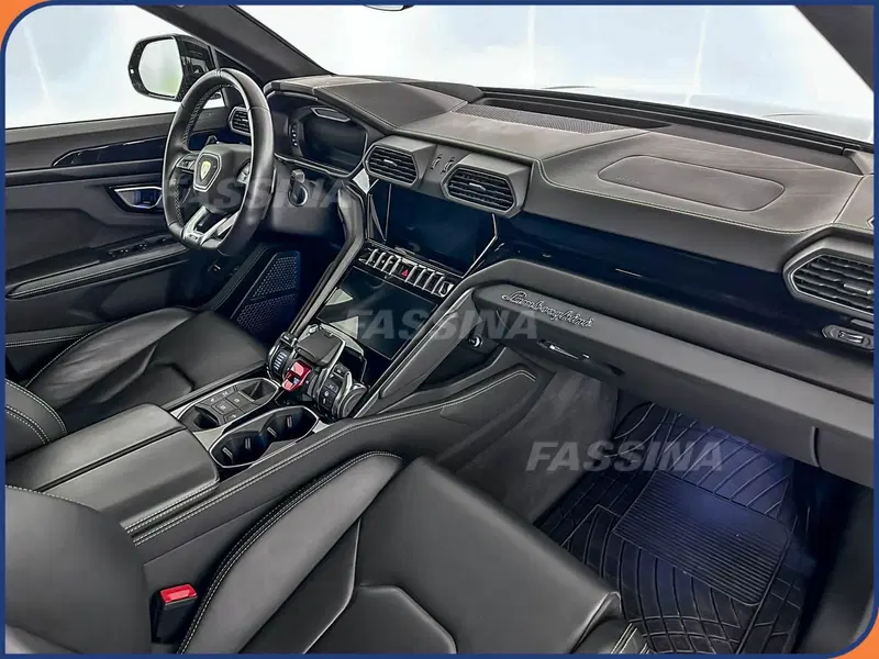 Lamborghini Urus usata a Milano (13)