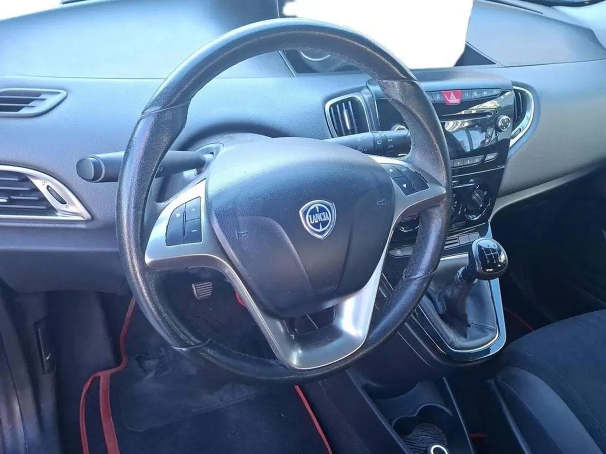 Lancia Ypsilon usata a Torino (12)