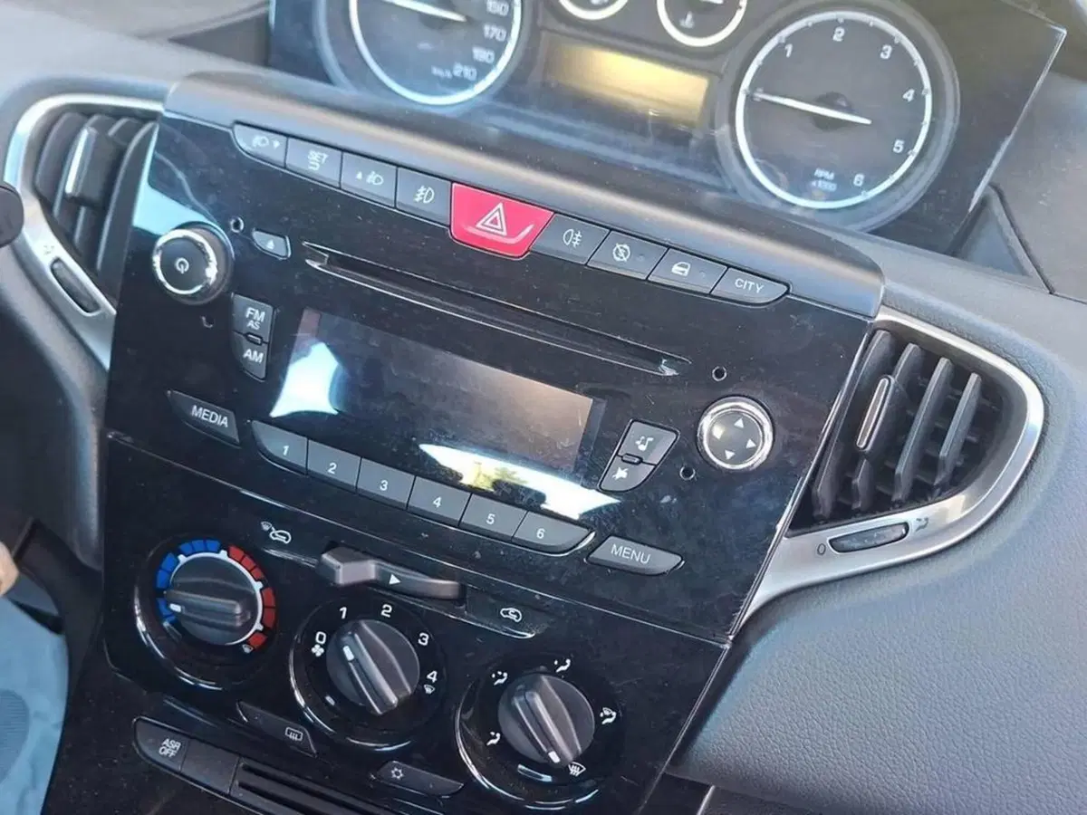 Lancia Ypsilon usata a Torino (9)