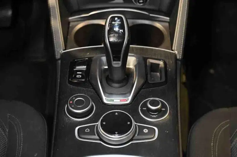 Alfa Romeo Stelvio usata a Torino (15)