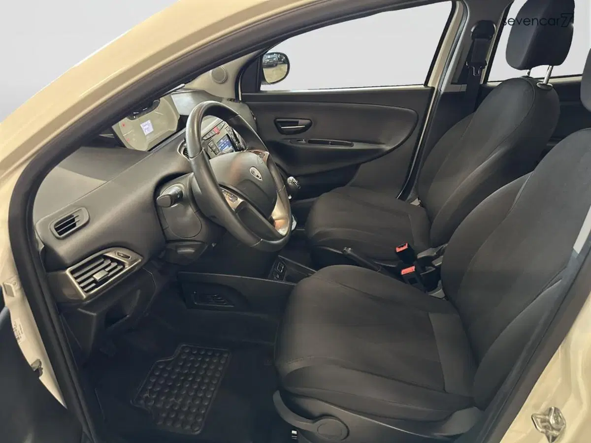 Lancia Ypsilon usata a Verona (15)