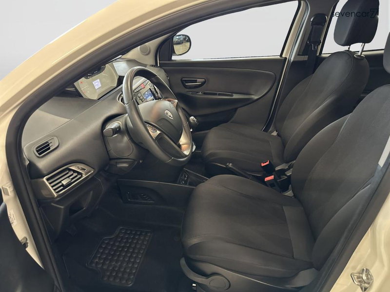 Lancia Ypsilon usata a Verona (15)