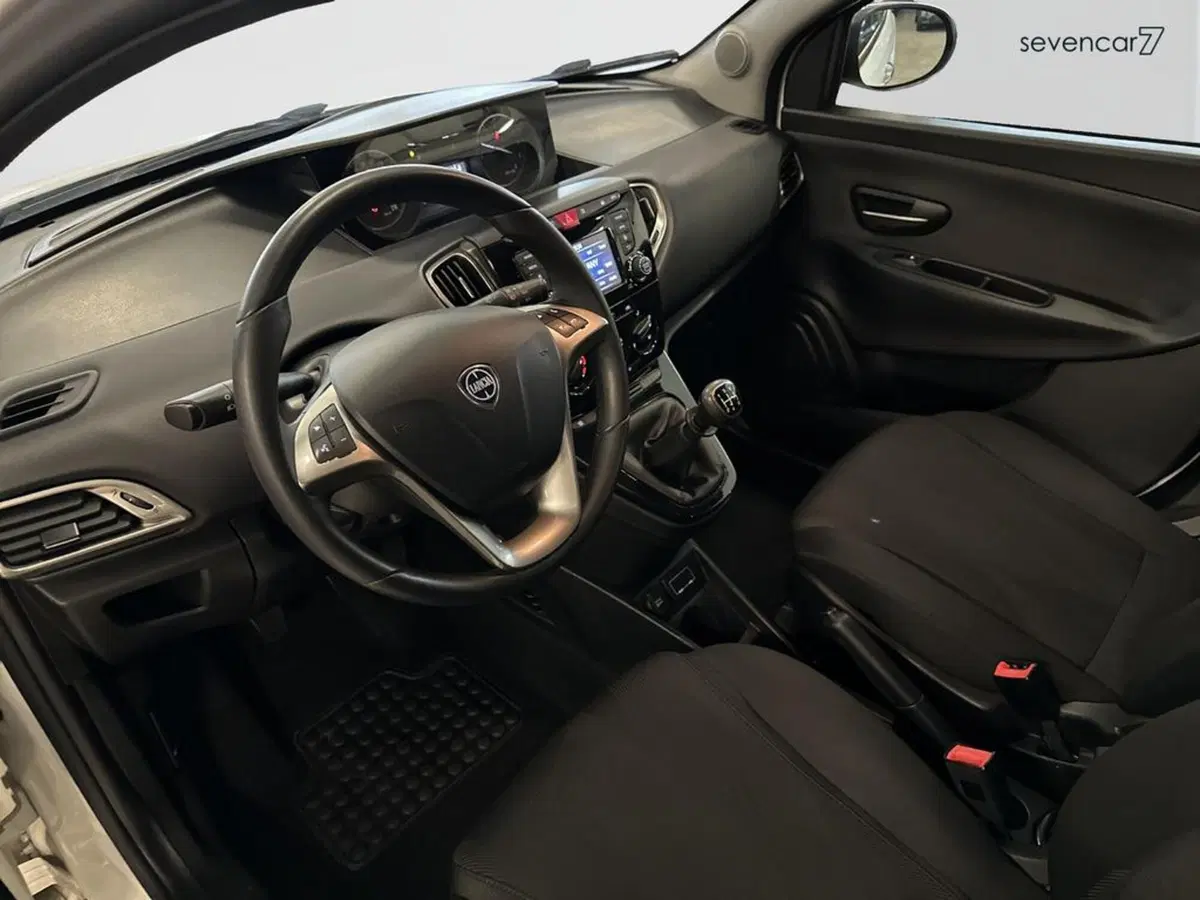 Lancia Ypsilon usata a Verona (9)