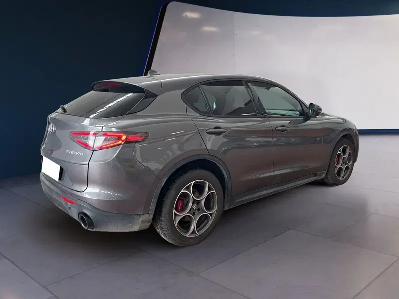 Alfa Romeo Stelvio usata a Torino (4)