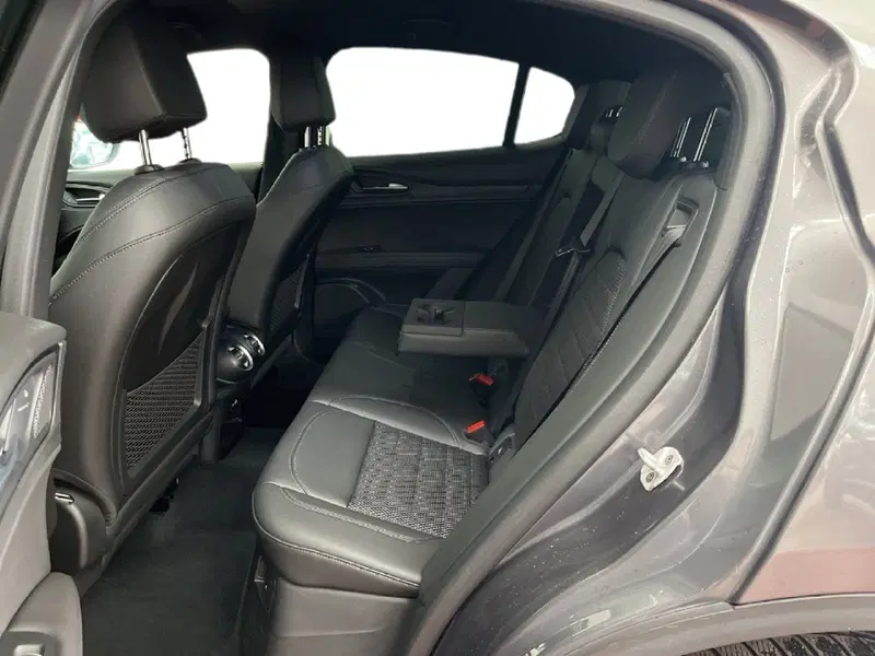 Alfa Romeo Stelvio usata a Torino (8)