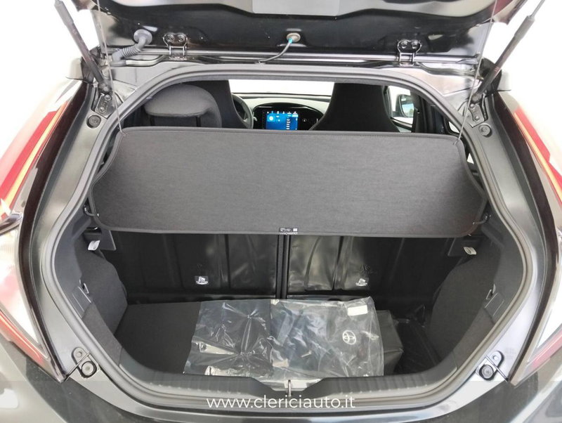 Toyota Aygo X nuova a Como (17)