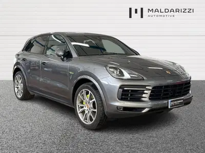 Porsche Cayenne 3.0 V6 E-Hybrid del 2020 usata a Bari