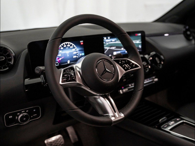 Mercedes-Benz GLA SUV nuova a Macerata (13)