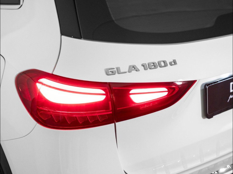 Mercedes-Benz GLA SUV nuova a Macerata (8)