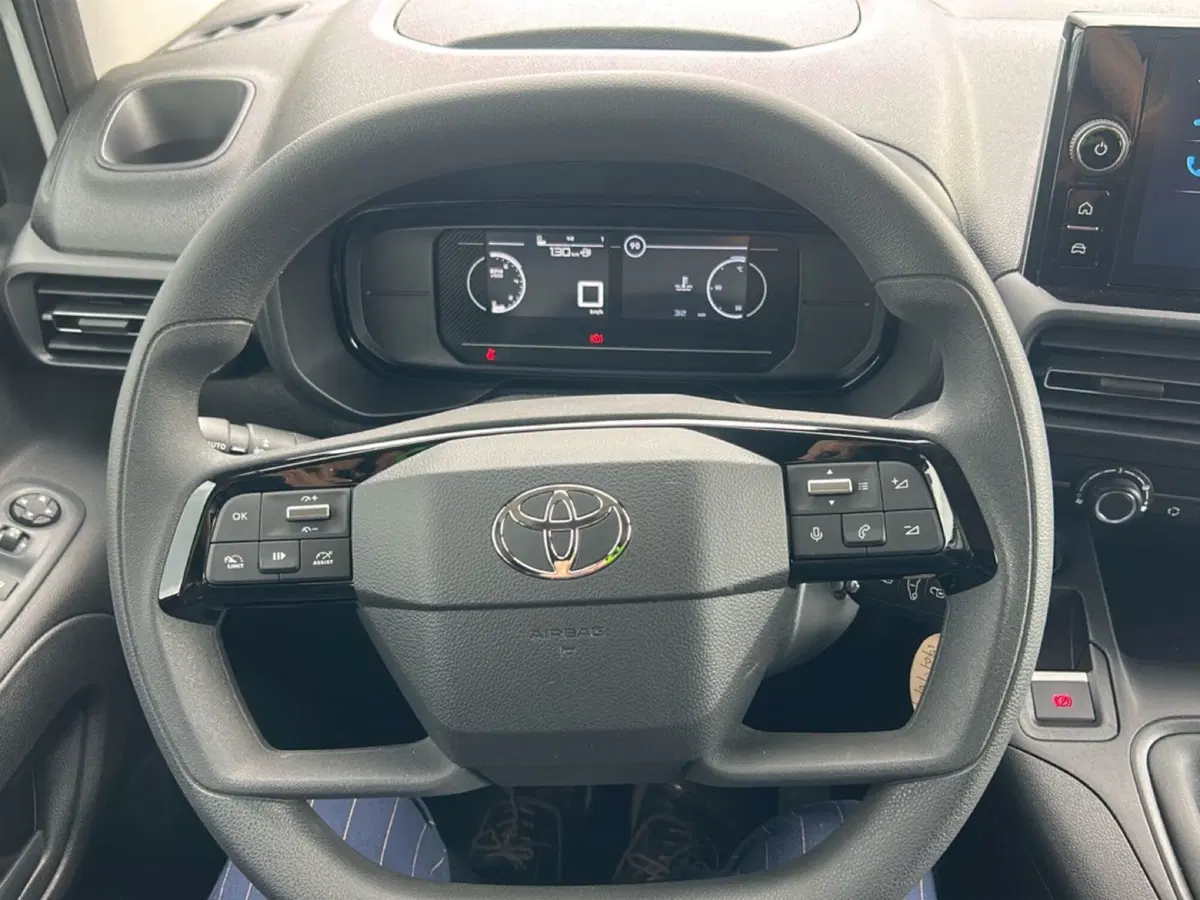 Toyota Proace City Furgone nuova a Bergamo (13)
