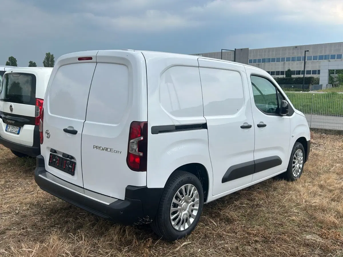 Toyota Proace City Furgone nuova a Bergamo (6)