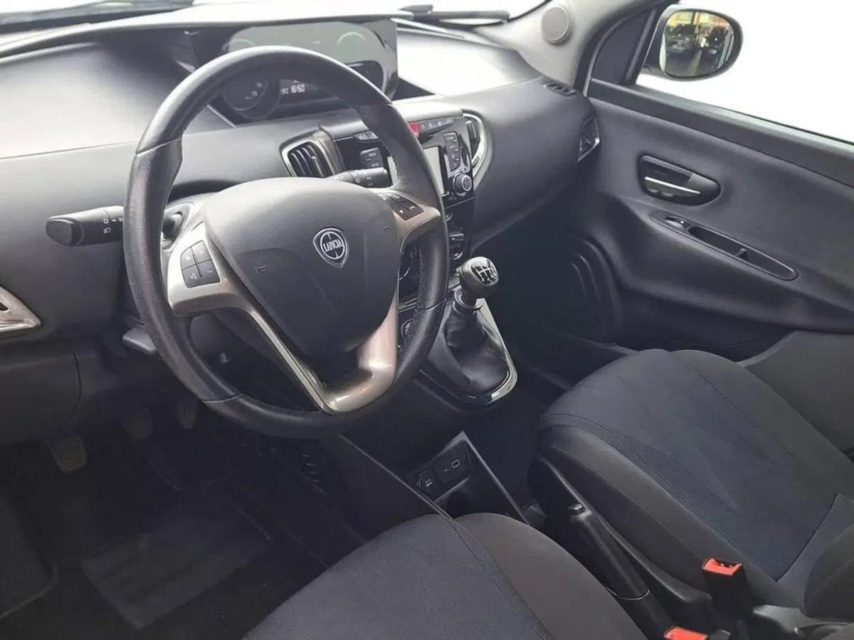 Lancia Ypsilon usata a Torino (11)