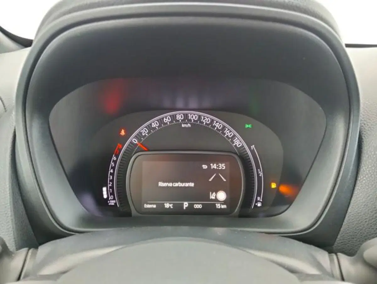 Toyota Aygo X nuova a Como (10)