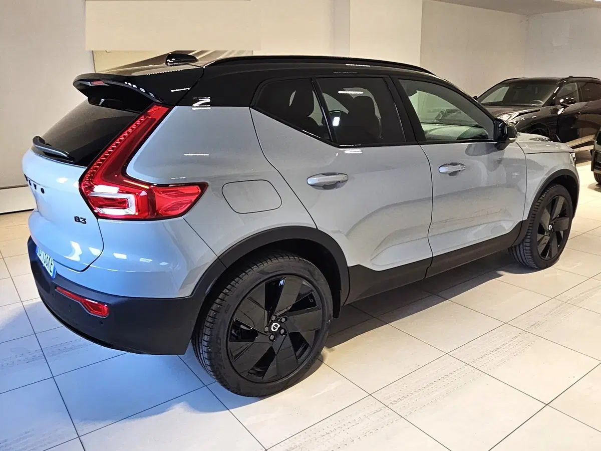 Volvo XC40 nuova a Napoli (2)
