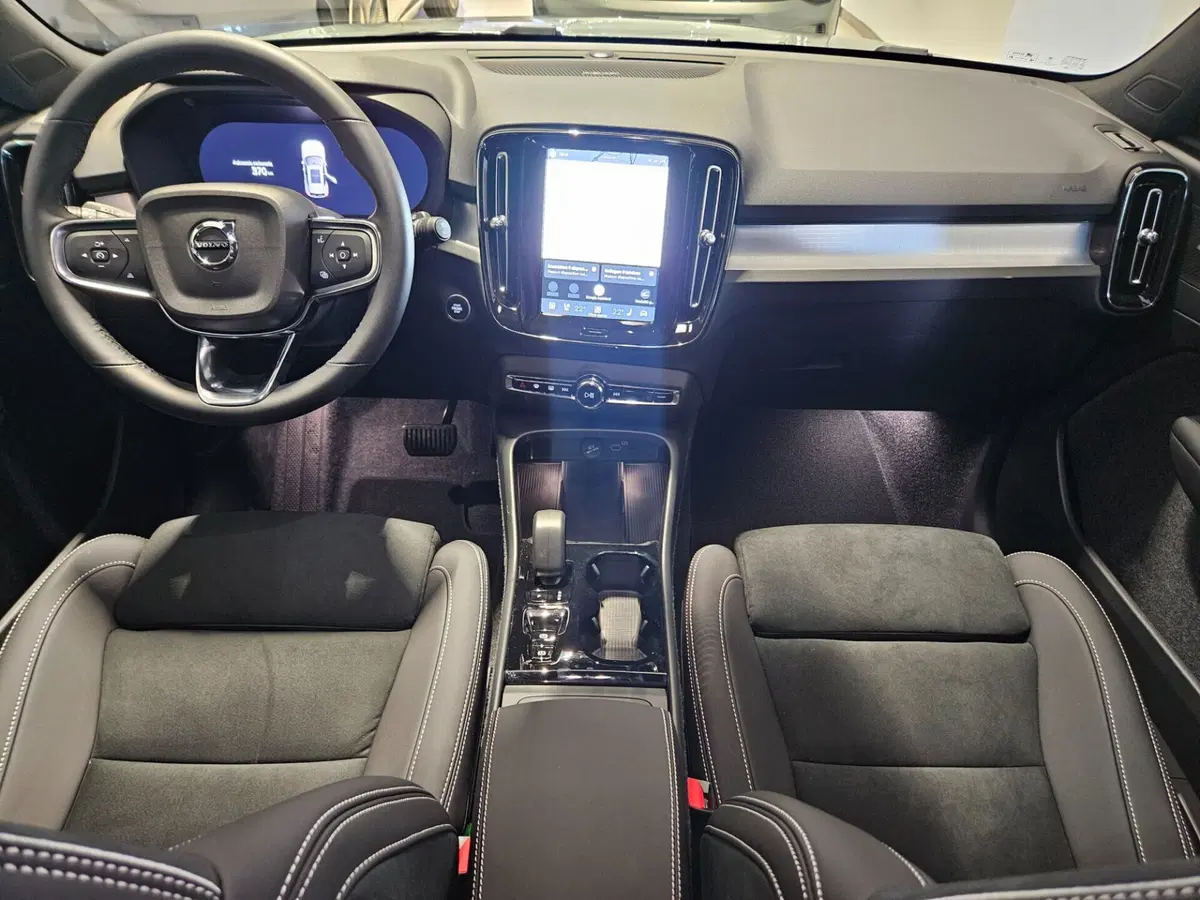 Volvo XC40 nuova a Napoli (5)