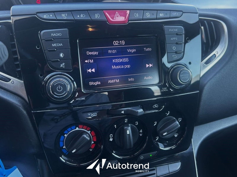 Lancia Ypsilon usata a Bari (12)