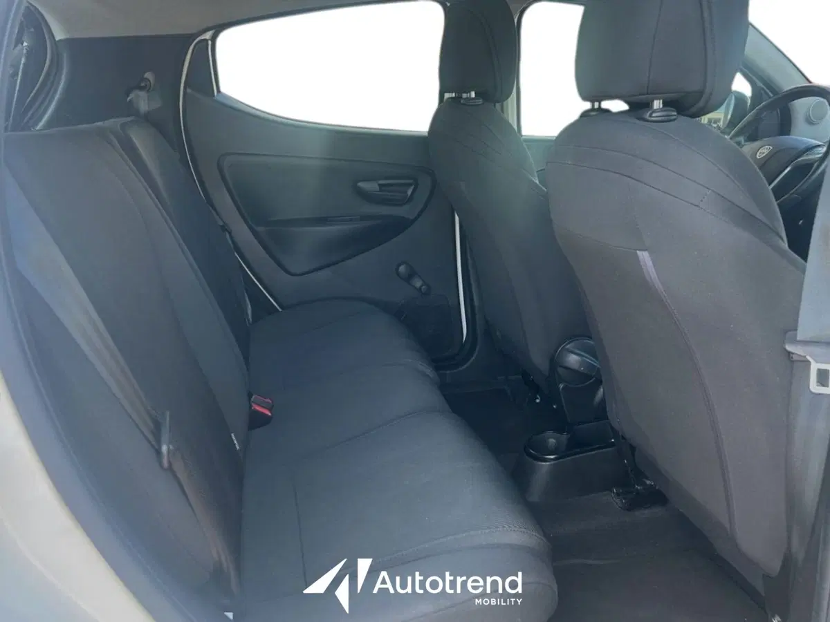 Lancia Ypsilon usata a Bari (14)