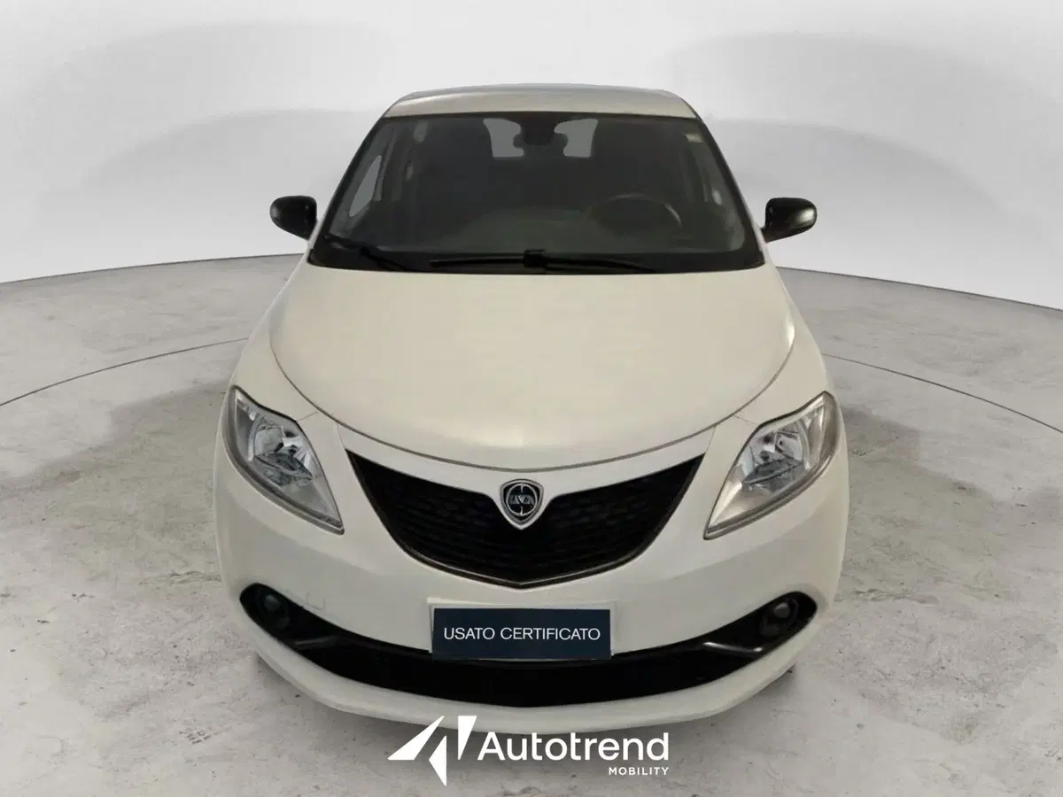 Lancia Ypsilon usata a Bari (3)