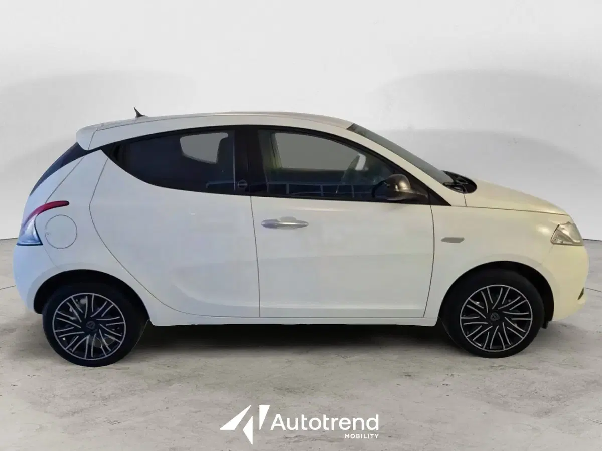 Lancia Ypsilon usata a Bari (4)