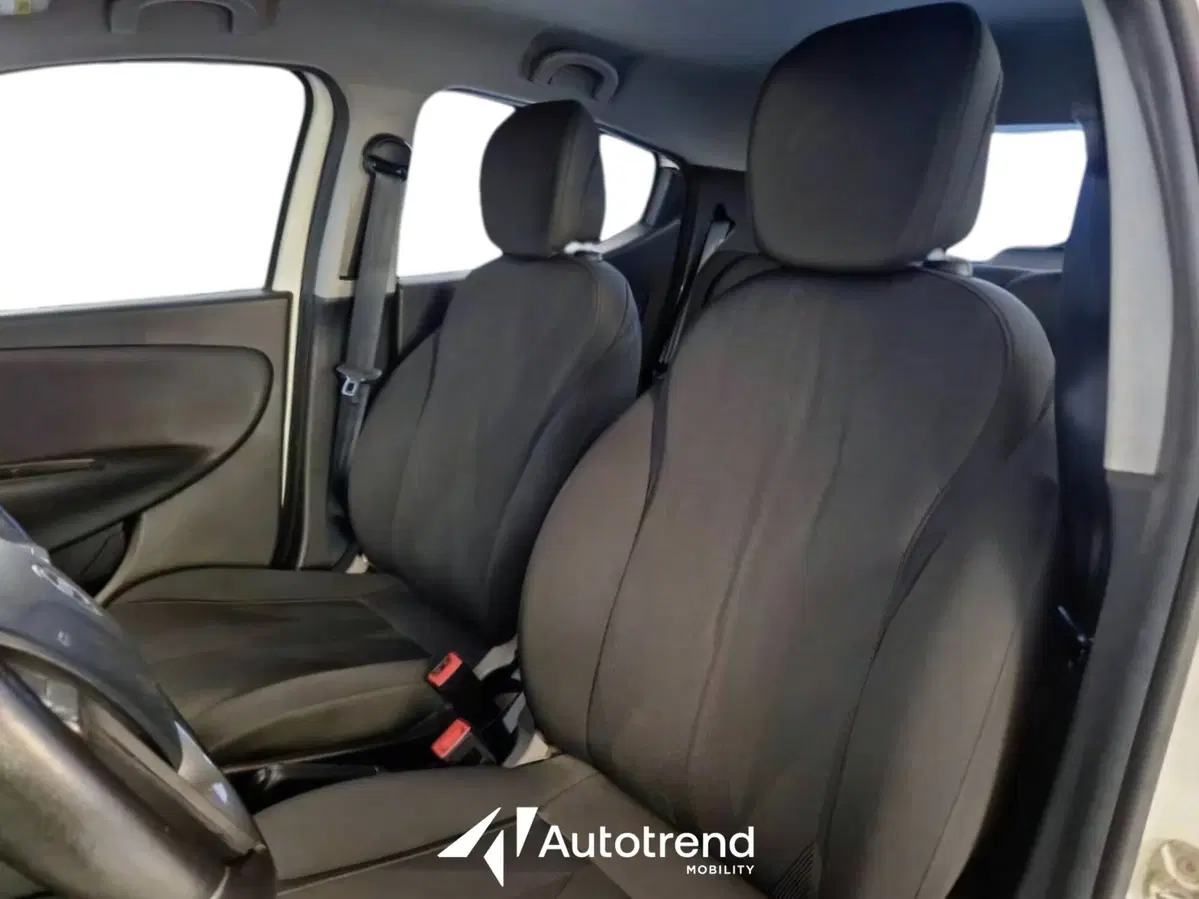 Lancia Ypsilon usata a Bari (5)