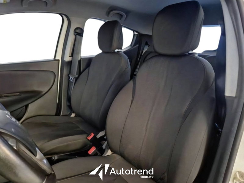 Lancia Ypsilon usata a Bari (5)
