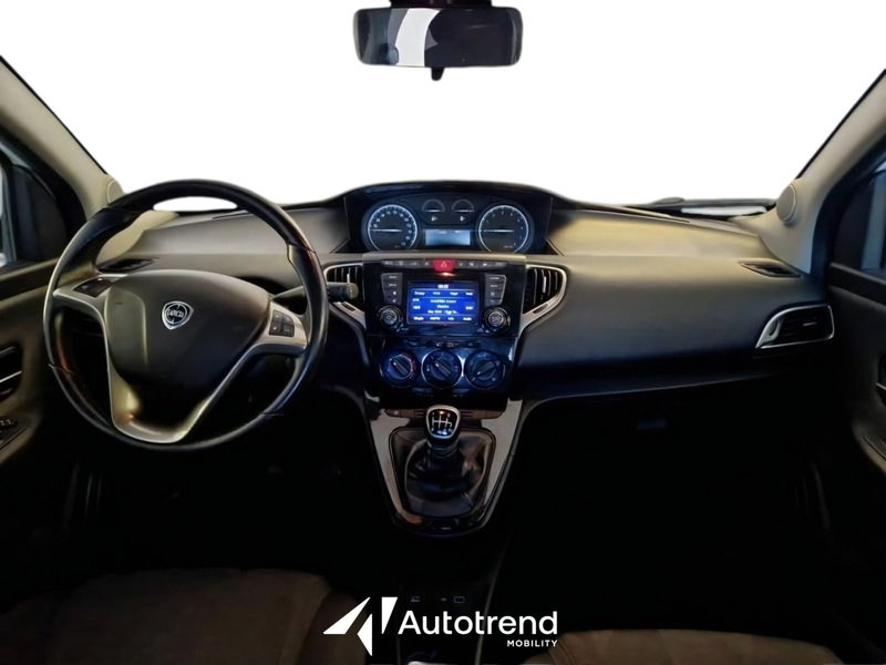 Lancia Ypsilon usata a Bari (7)