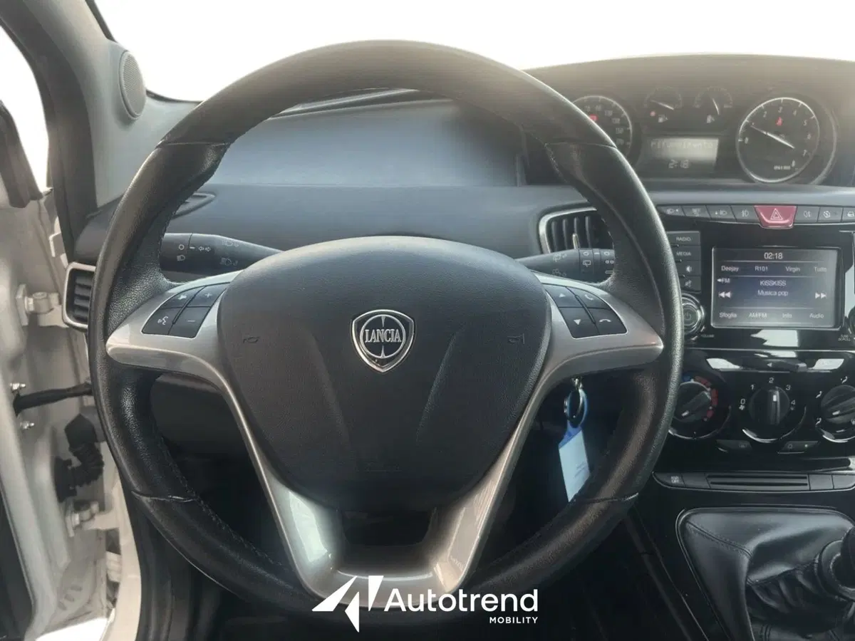 Lancia Ypsilon usata a Bari (8)