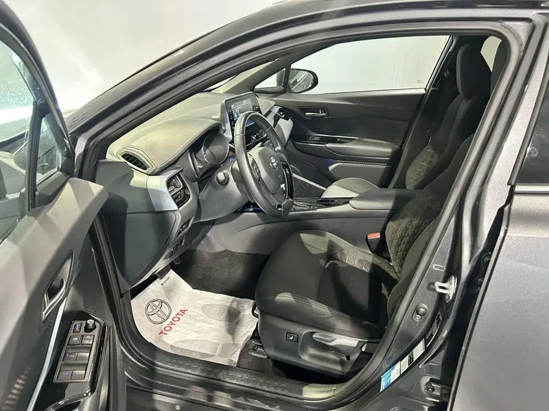 Toyota Toyota C-HR usata a Milano (12)
