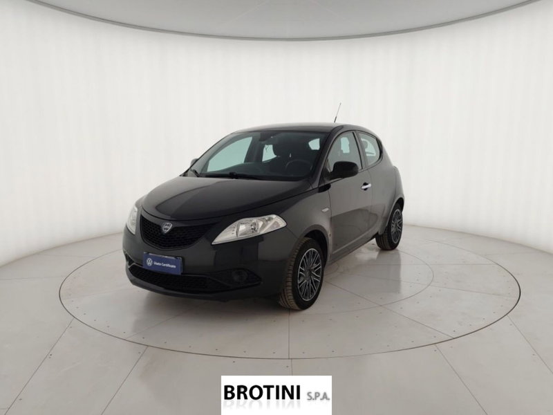 Lancia Ypsilon usata a Massa-Carrara