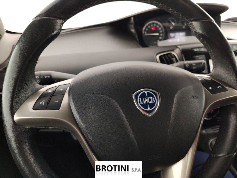 Lancia Ypsilon usata a Massa-Carrara (13)