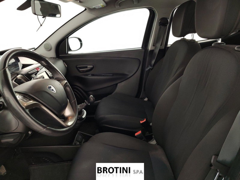 Lancia Ypsilon usata a Massa-Carrara (6)