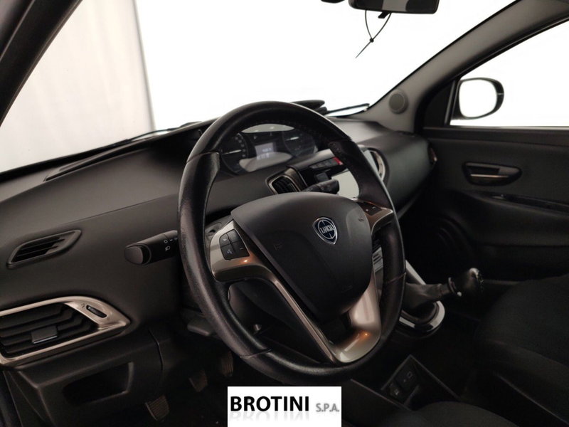 Lancia Ypsilon usata a Massa-Carrara (7)
