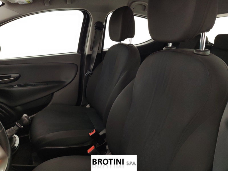 Lancia Ypsilon usata a Massa-Carrara (8)