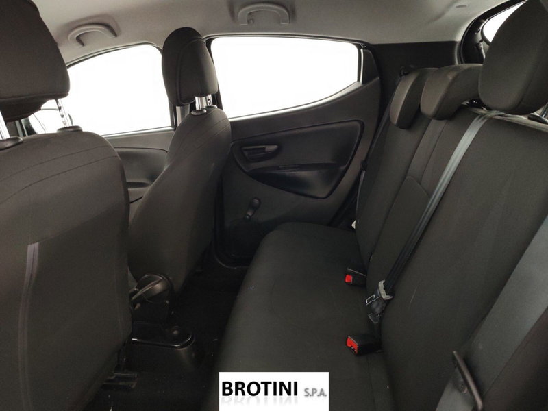 Lancia Ypsilon usata a Massa-Carrara (9)