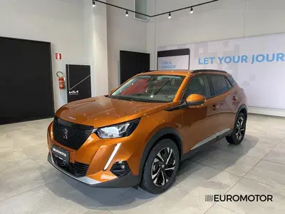 Peugeot 2008 1.2 turbo Allure 100cv del 2021 usata a Modugno