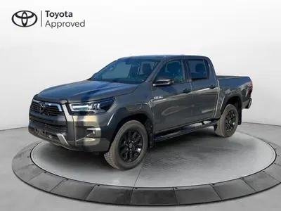 Toyota Hilux 2.8 d-4d 48V double cab Invincible auto nuova a Bassano del Grappa
