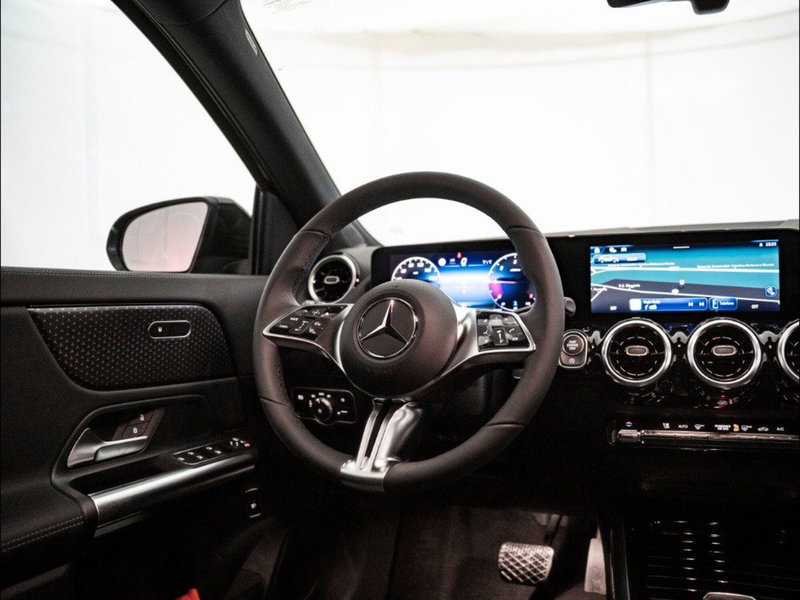 Mercedes-Benz GLA SUV nuova a Macerata (13)