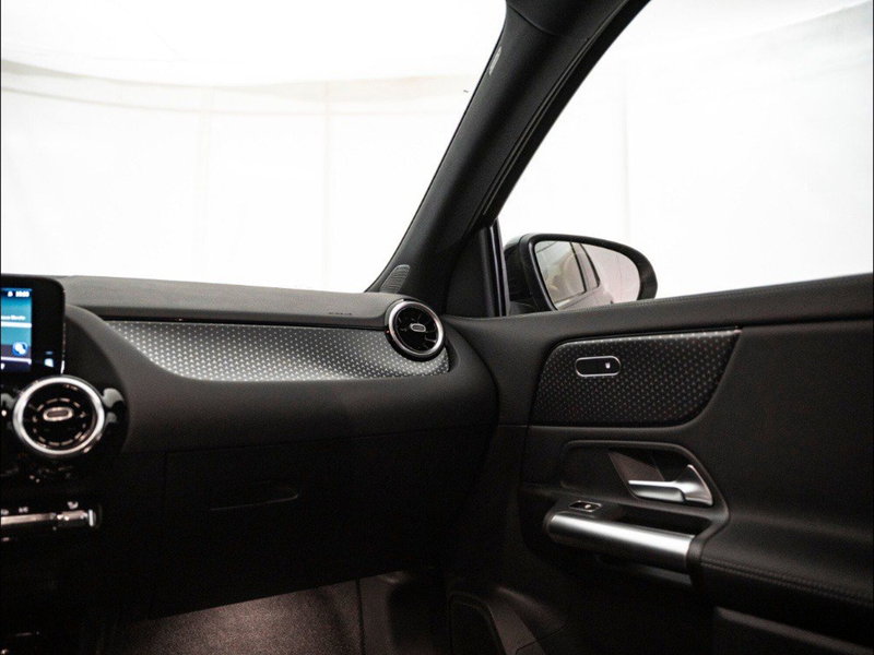 Mercedes-Benz GLA SUV nuova a Macerata (14)
